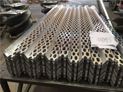 铝乐建材公司教你快速的选到好的包柱铝单板